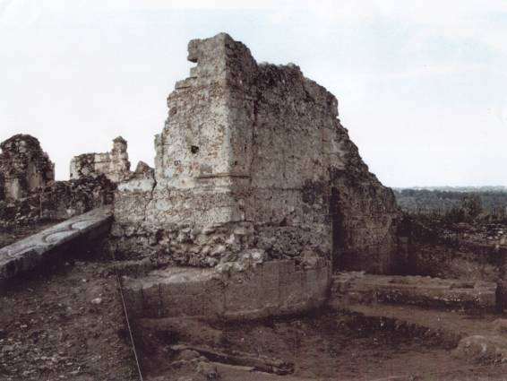 Figura 2. Ruderi dell'Abbazia della SS.ma Trinit.